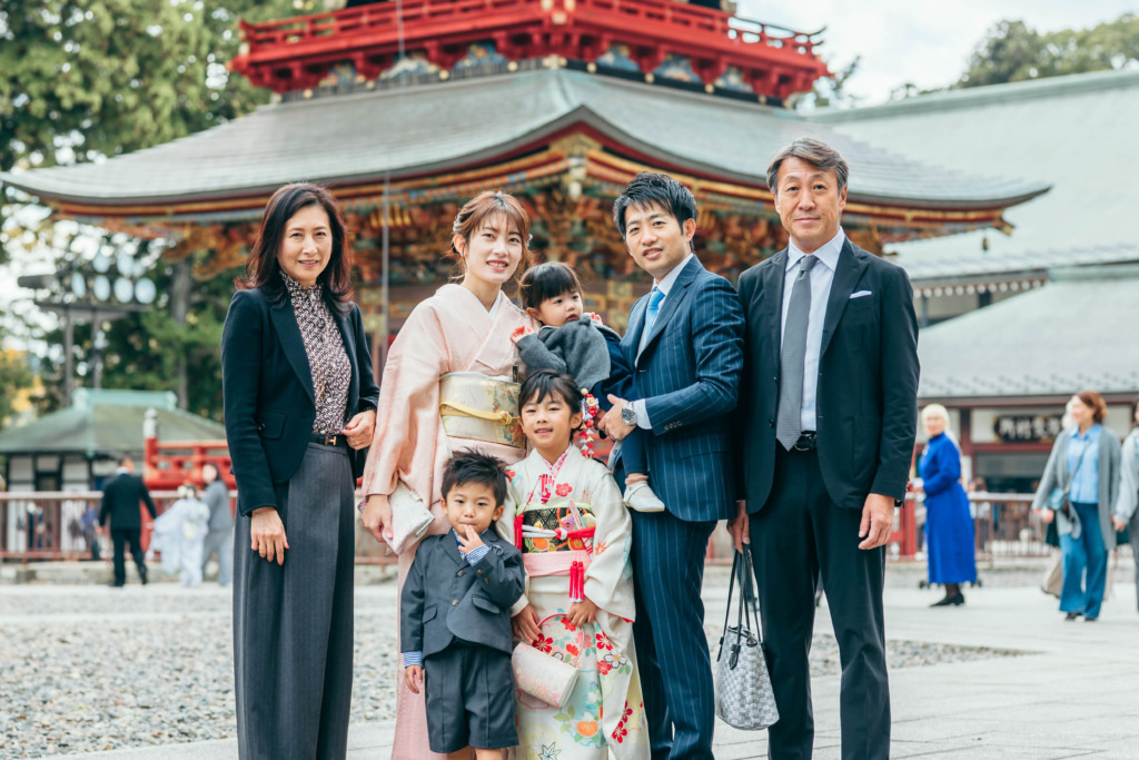 成田山新勝寺の三重塔前で母方のご親族と七五三撮影をした集合写真