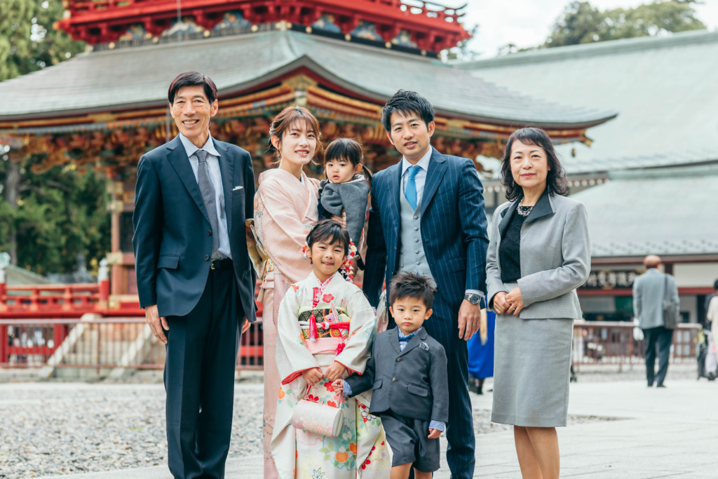 成田山新勝寺の三重塔前でご家族とご親族全員がそろった七五三の集合写真