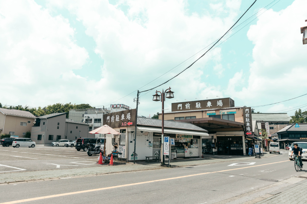成田山の総門近くにある門前駐車場
