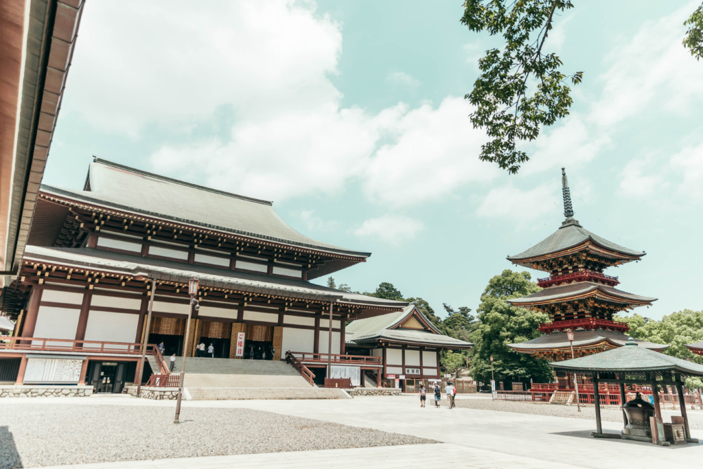 成田山新勝寺の大本堂と三重塔の風景
